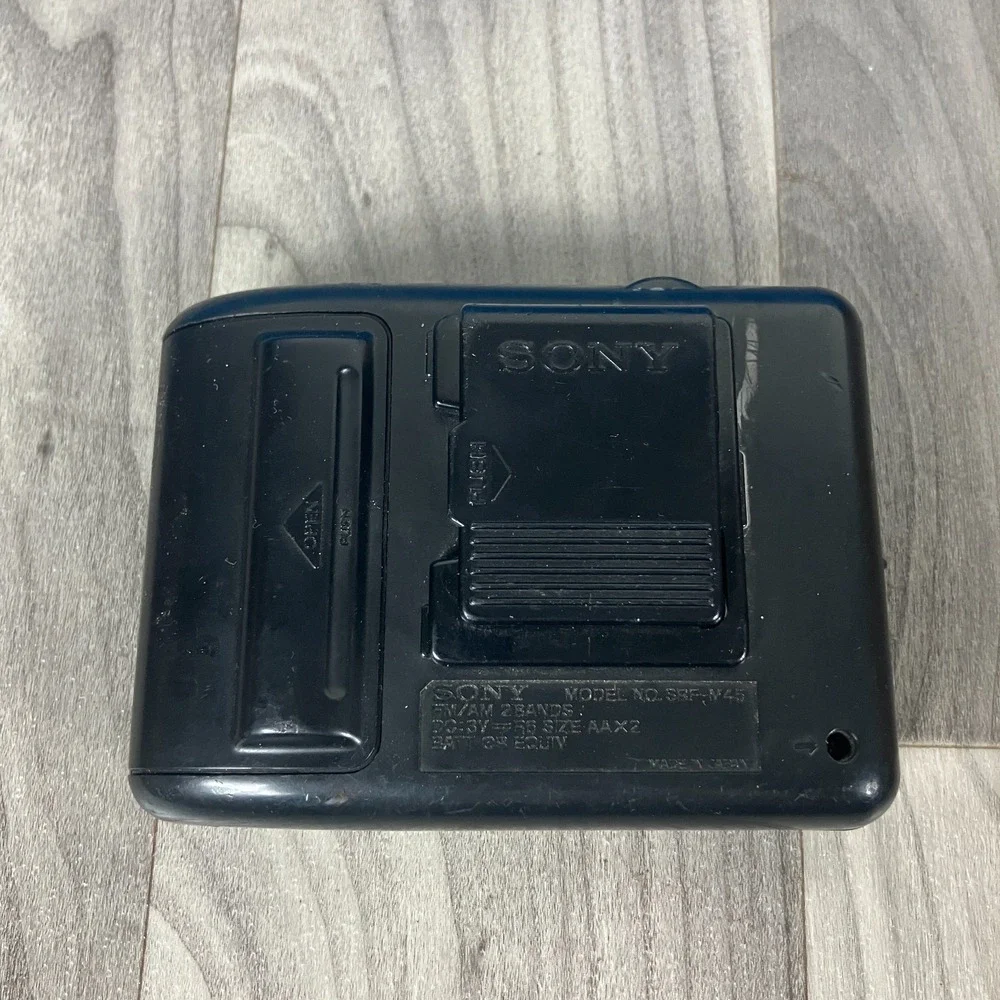 VINTAGE SONY SRF-M45 MEGA BASS FM/AM WALKMAN WITH CARRYING CLIP‎